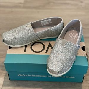 New with tags! Silver iridescent glimmer Toms. Size youth 12.5